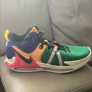 Nike LeBron Witness VII Basketball Shoes